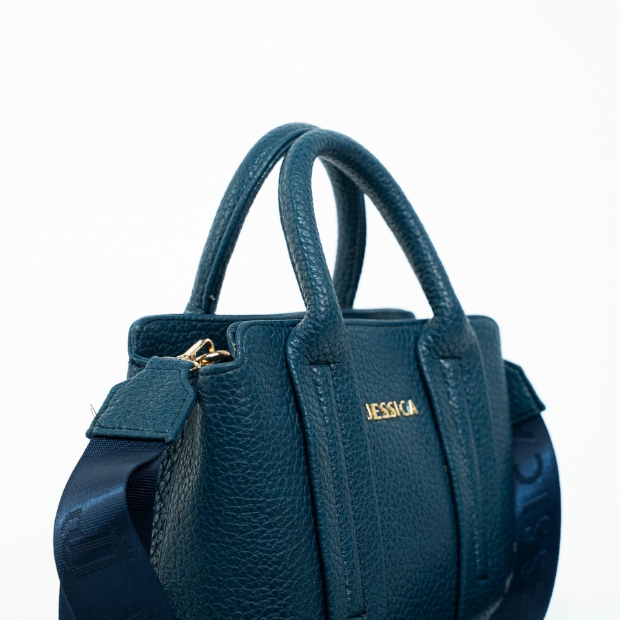 شنطة حريمي جلد إيطالي مستورد كحلي بتتشال هاند ومعاها دراع كروس ستان مقاس 18×25